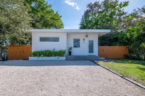Design District 2 Bed 1 Bath W/gated Parking (A)