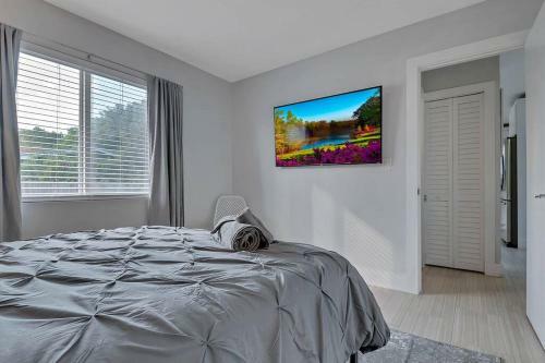 Design District! Gated 2 Bad/1 Bath W/ Parking 4402