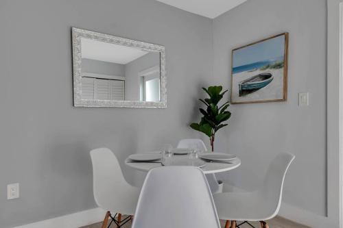 Design District! Gated 2 Bad/1 Bath W/ Parking 4402