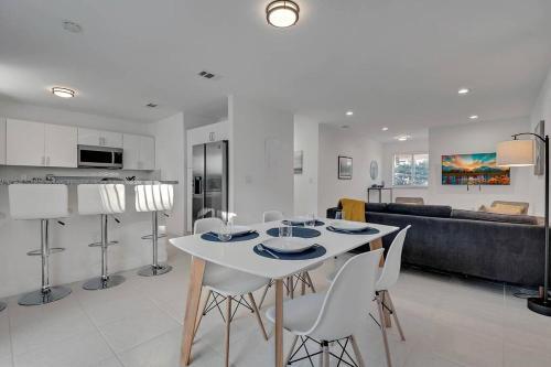 Design District! Gated 3 Bed 2 Bath Home W/parking 415