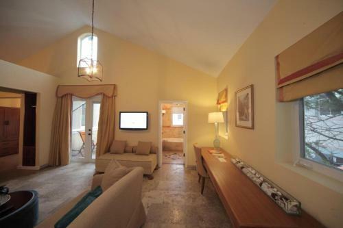 Sobeny Collins Suites And Rooms