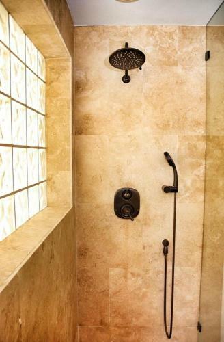 Sobeny Collins Suites And Rooms