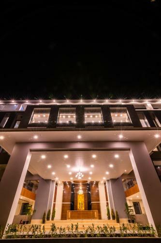 Hotel Savitri Resort