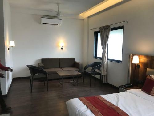 Hotel City Point, Sinhagad Road