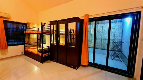Lifespace- Spacious Hostel In A Luxurious Villa