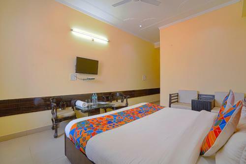 Fabhotel Paras Plaza