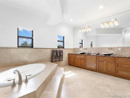 Villa Hawkins - Luxury With Pool