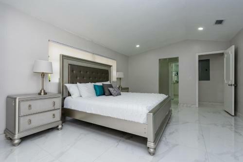 Beautiful Spacious Vacation Home With Pool
