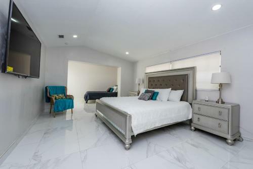 Beautiful Spacious Vacation Home With Pool