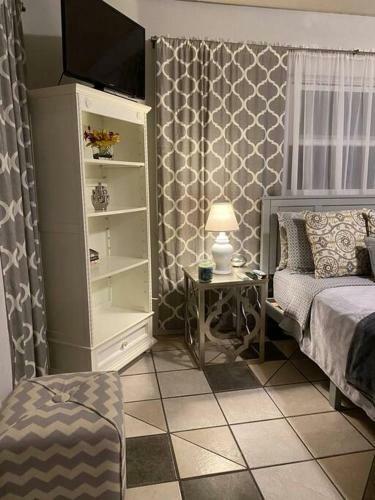 Apartamento Warm Mineral Springs Modern Waterfront Studio