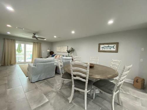 Completely Remodeled Gulf Front Town Home, Sleeps 12, Beach Gear Included!