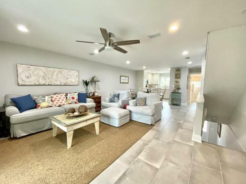 Completely Remodeled Gulf Front Town Home, Sleeps 12, Beach Gear Included!