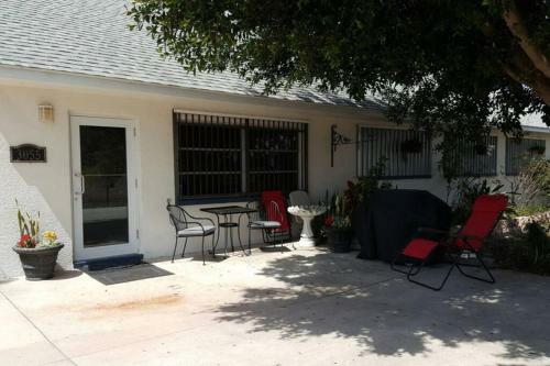 Spic And Span. Efficiency Studio Apartment!