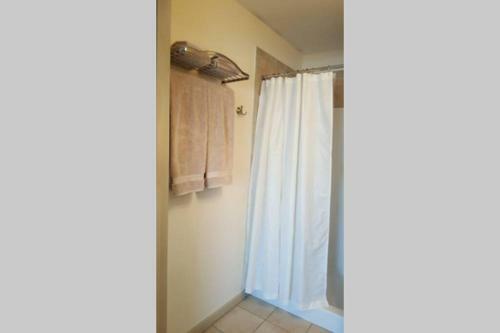 Spic And Span. Efficiency Studio Apartment!
