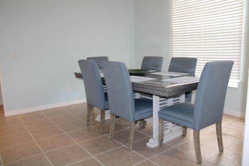 Spacious And Private Pool House, 15 Min To Beach