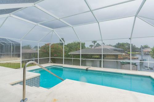 Peaceful Waterfront Pool Home Home