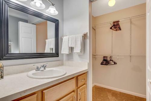 Coral Reef Ct N, Suite B