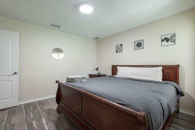 Modern Vacation Home W/ Heated Pool 10min To The Beach