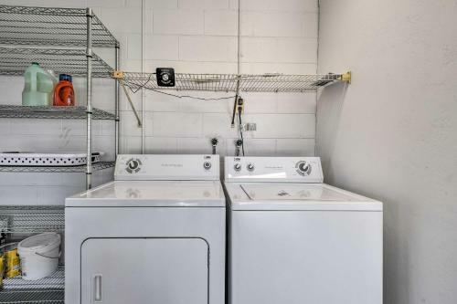Chic Canalfront Home With Community Amenities