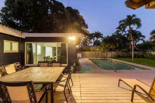 Blue Oasis A Modern 3 Bdrm Dream Getaway W/pool
