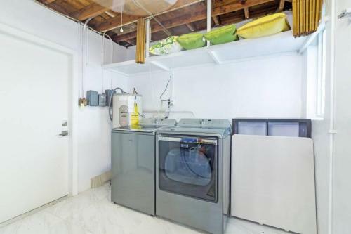 Blue Oasis A Modern 3 Bdrm Dream Getaway W/pool