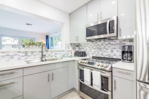 Blue Oasis A Modern 3 Bdrm Dream Getaway W/pool