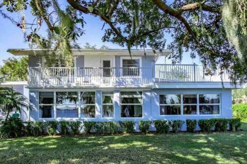 Peaceful 3 Bedroom Lake Front Home On 1 Acre