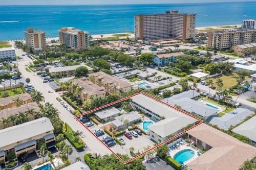 Gorgeous Nautical Condo Near Beach