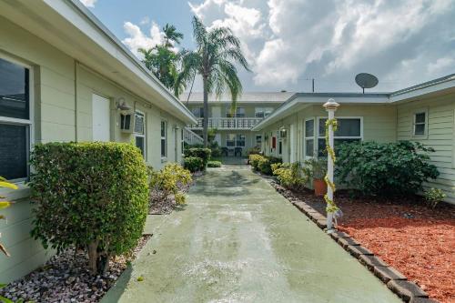 Gorgeous Nautical Condo Near Beach