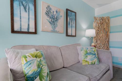 Gorgeous Nautical Condo Near Beach