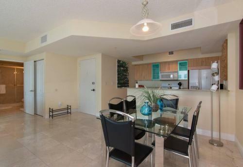 Stylish Modern 2bd/2bth Apt. Min To Beach