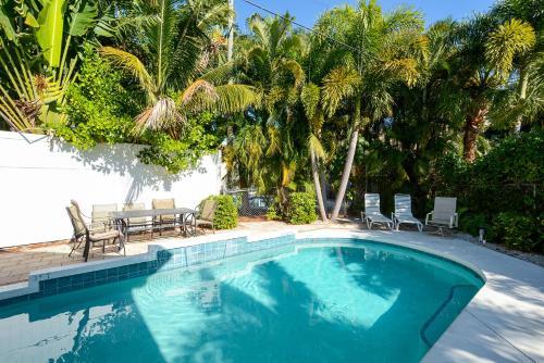 Canal 313 - Right In Siesta Key Village!