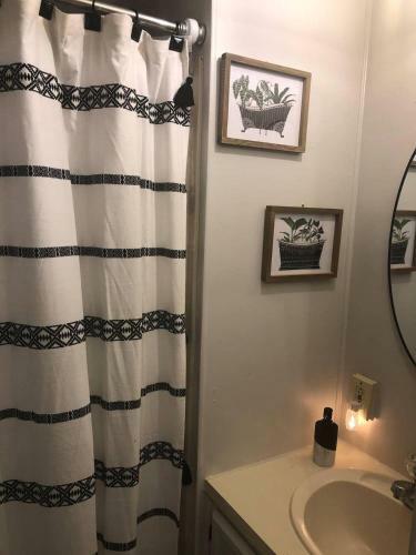 Newly Renovated Quaint Little Place!