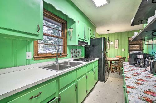 Acworth Retreat With Fireplace, Deck, 3 Acres!