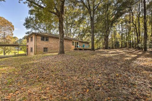 Acworth Retreat With Fireplace, Deck, 3 Acres!