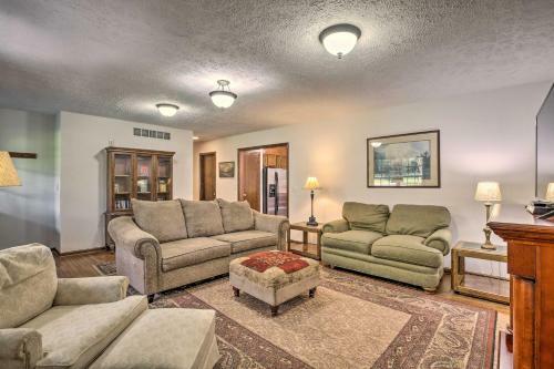 Tranquil Home - 1 Mile From Downtown Acworth!