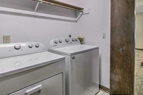 Tranquil Home - 1 Mile From Downtown Acworth!