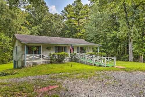 Tranquil Home - 1 Mile From Downtown Acworth!