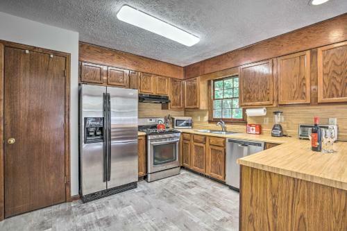 Tranquil Home - 1 Mile From Downtown Acworth!