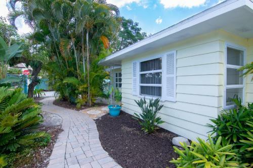 Cozy Tropical Bungalow With Heated Pool