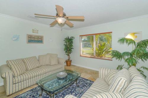 Heated Pool Home - Perfect Location - Walk To Beach, Restaurants And More!