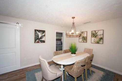 Pool Home - Close To Beaches, Food, Downtown!