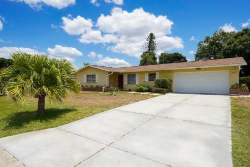 Pool Home - Close To Beaches, Food, Downtown!