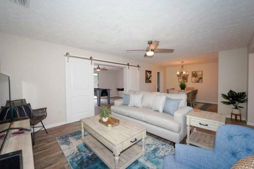 Pool Home - Close To Beaches, Food, Downtown!