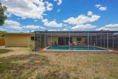 Pool Home - Close To Beaches, Food, Downtown!
