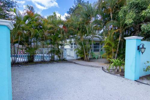 Cozy Tropical Bungalow Duplex With Heated Pool