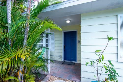 Cozy Tropical Bungalow Duplex With Heated Pool