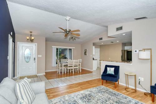 Pool Home - Close To Beach, Restaurants & More !!!!