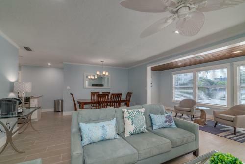 New Completely Remodeled Villa With Beach And Heated Pool Access