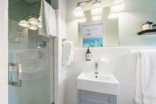 4b/3b Gem W/heated Pool/jacuzzi - Steps To Beach